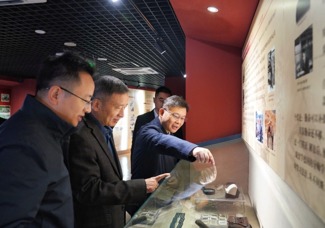 省人大常委会领导在省地质局调研