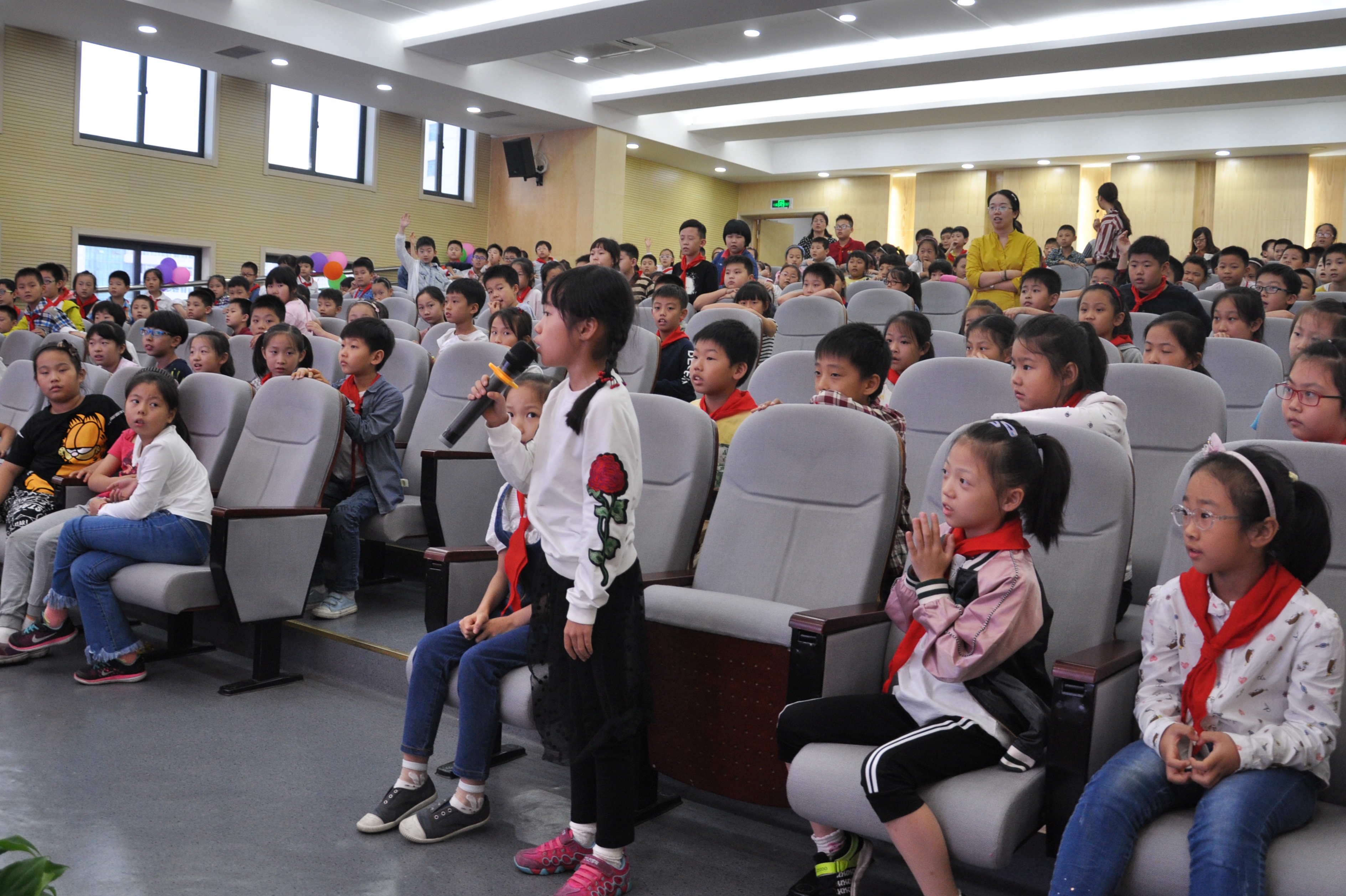 9月27日,地质三队"地质科普进校园"巡讲活动在镇江市红旗小学拉开
